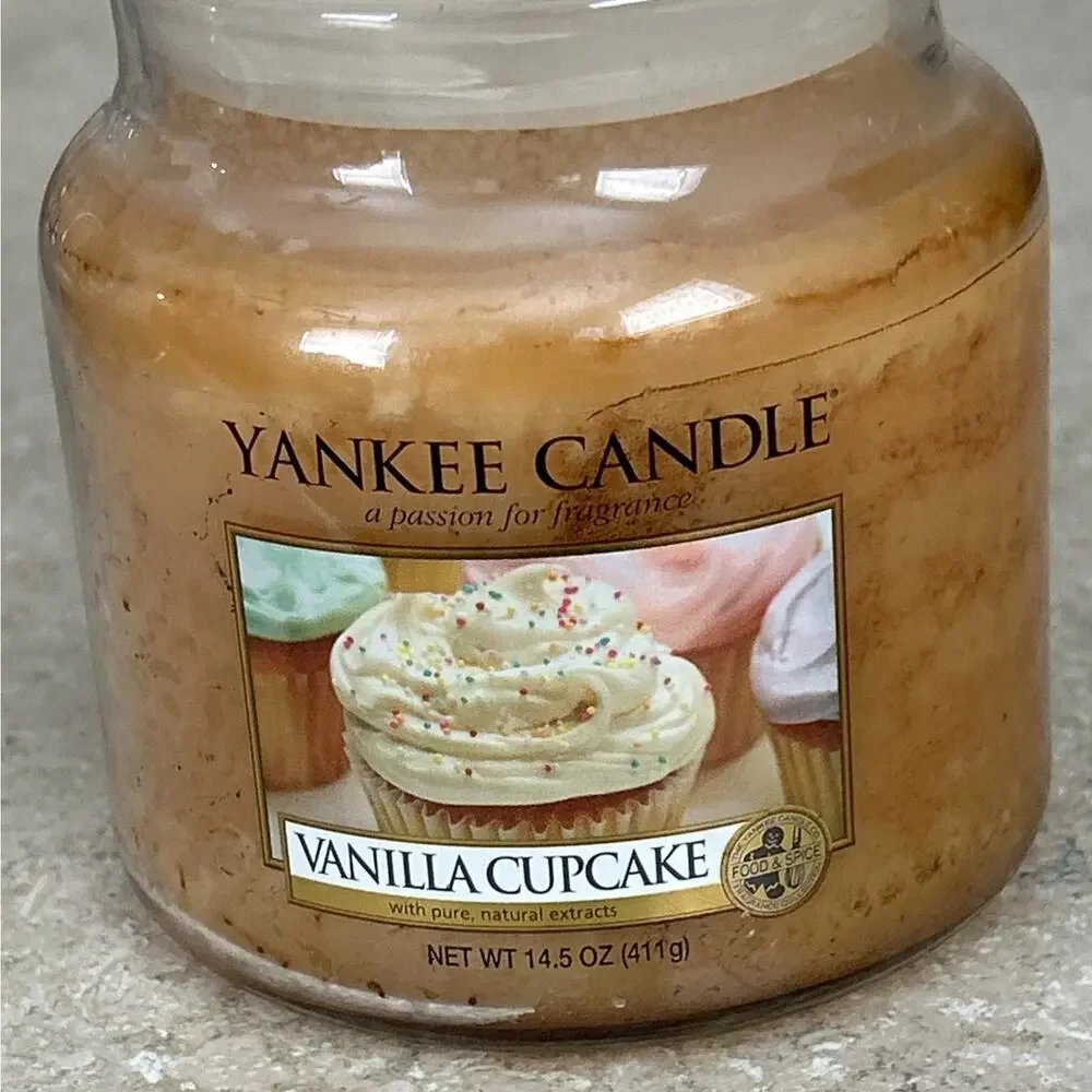 Yankee Candle Vanilla Cupcake 14.5 Oz Single Wick House-Warmer Candle, New